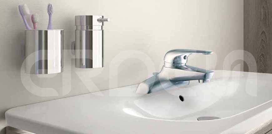 ステンレス鋼の洗面器三穴蛇口、バスルームのシチュエーション